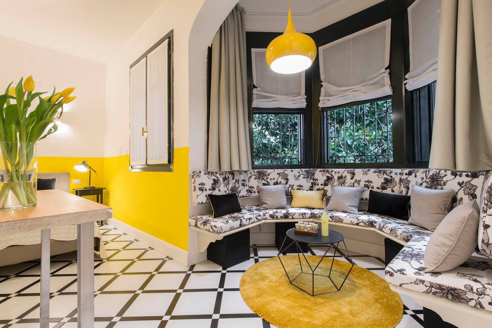 Diseño de dormitorio principal ecléctico extra grande con paredes amarillas, suelo de baldosas de cerámica y suelo multicolor
