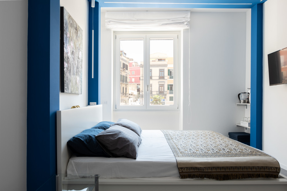 Esempio di una camera da letto minimal con pareti bianche