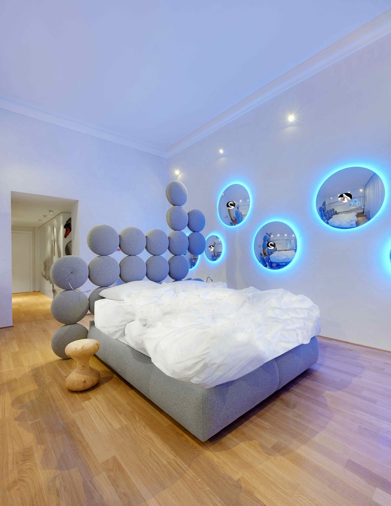 ミラノにある広いコンテンポラリースタイルのおしゃれな主寝室 (白い壁、淡色無垢フローリング) のレイアウト