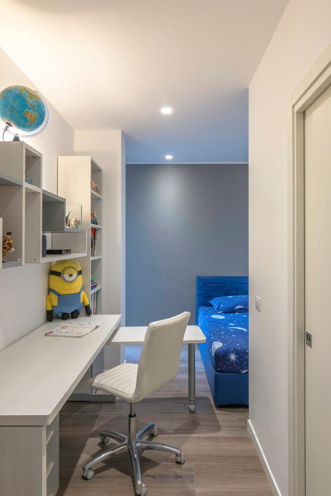 Immagine di una camera da letto minimal di medie dimensioni con pareti blu, pavimento in gres porcellanato e pavimento beige