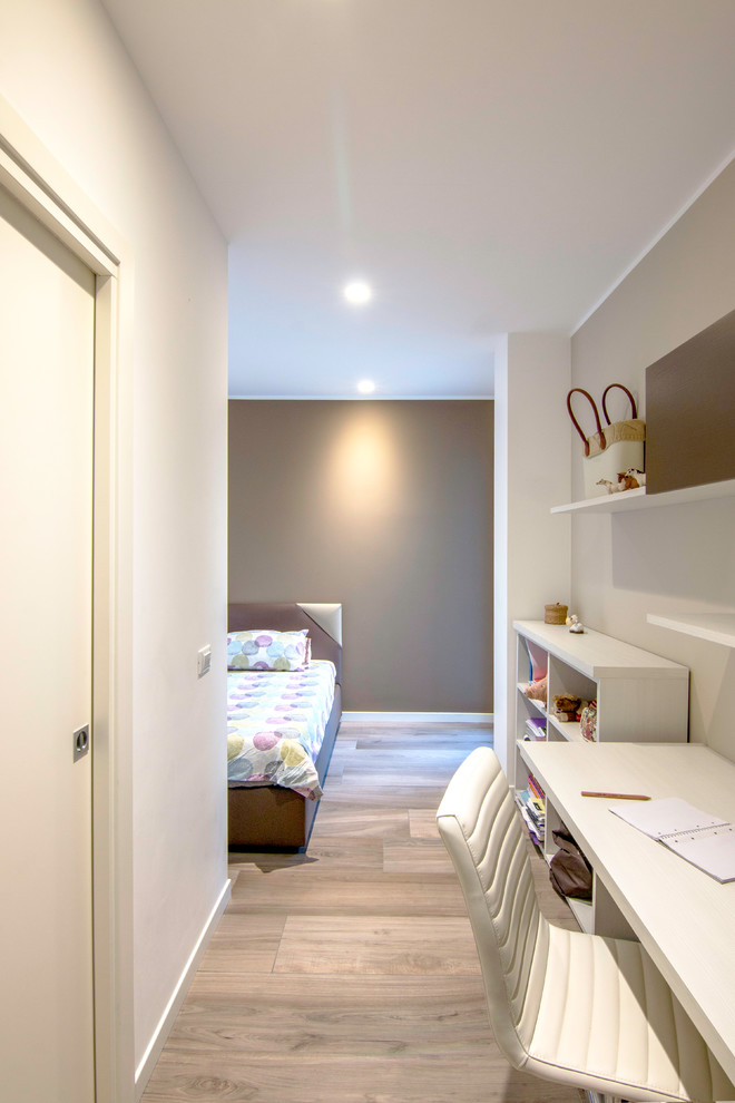 Inspiration för mellanstora moderna sovrum, med bruna väggar, klinkergolv i porslin och beiget golv