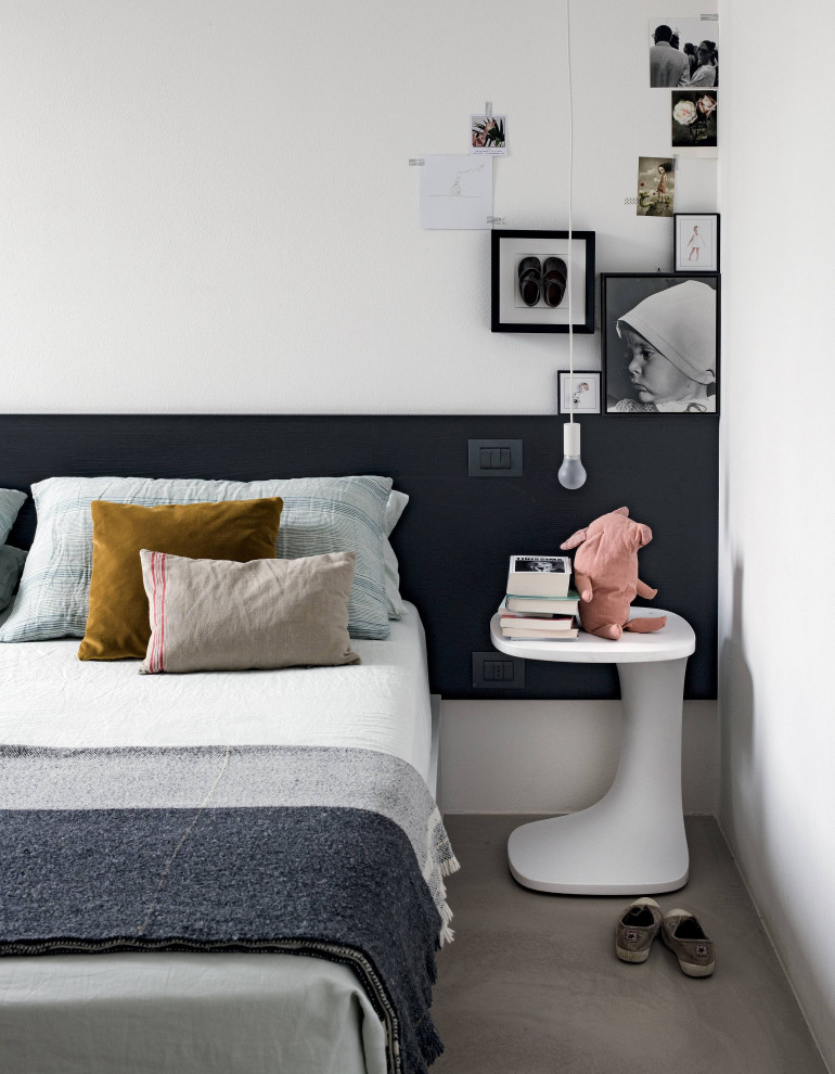 Foto di una camera da letto design di medie dimensioni con pareti bianche, moquette e pavimento grigio