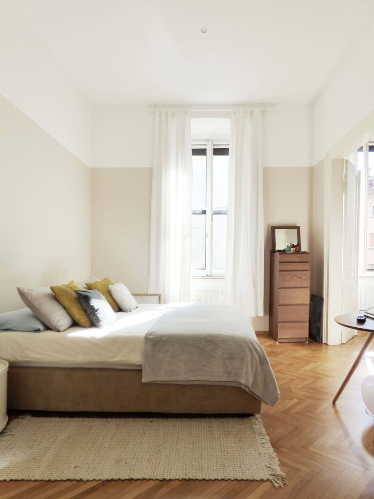 Modelo de dormitorio principal contemporáneo de tamaño medio con paredes grises, suelo de madera en tonos medios y suelo amarillo