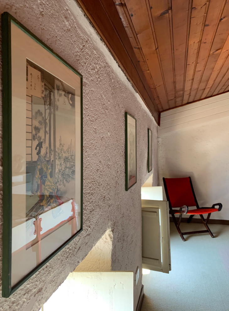 Стильный дизайн: хозяйская спальня среднего размера в стиле фьюжн с белыми стенами, ковровым покрытием, бежевым полом и панелями на стенах - последний тренд