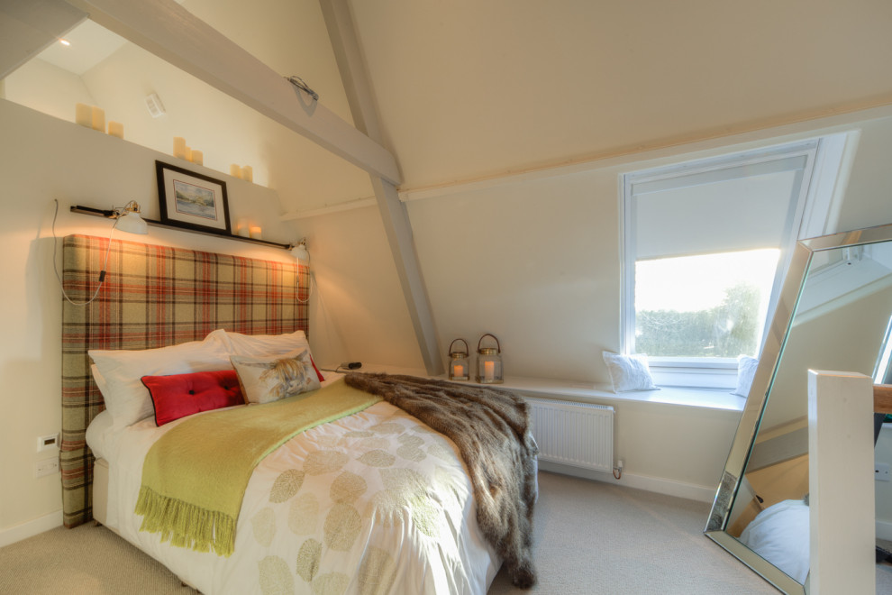 Idee per una camera da letto stile loft country di medie dimensioni con pareti beige, pavimento beige e moquette