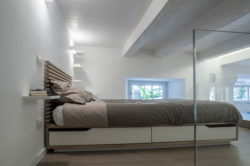 Idee per una camera da letto stile loft design di medie dimensioni con pareti bianche e parquet chiaro