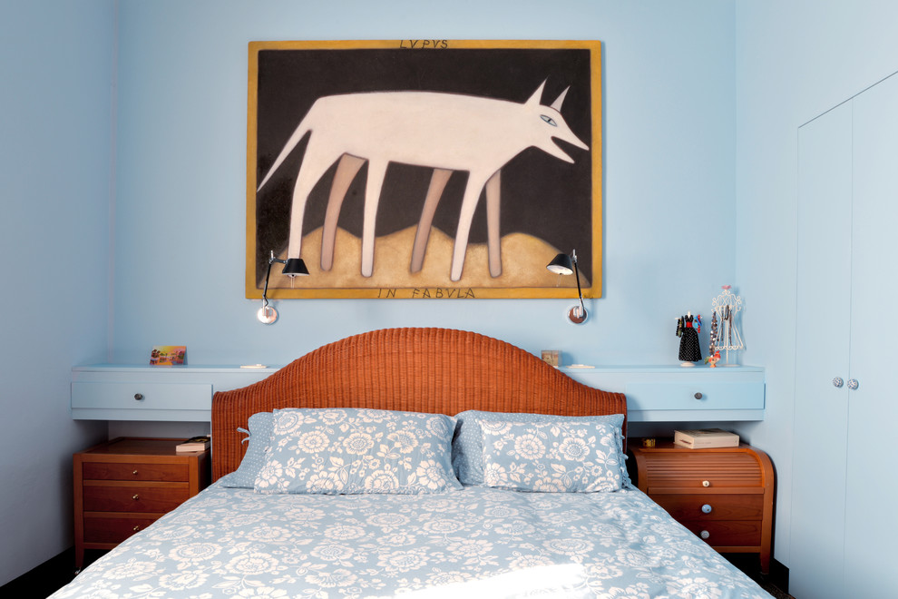 Kleines Eklektisches Hauptschlafzimmer mit blauer Wandfarbe und Keramikboden in Bologna