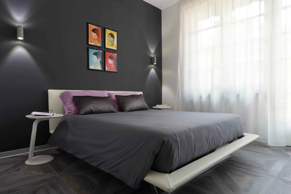 トゥーリンにあるコンテンポラリースタイルのおしゃれな主寝室 (黒い壁、濃色無垢フローリング) のレイアウト