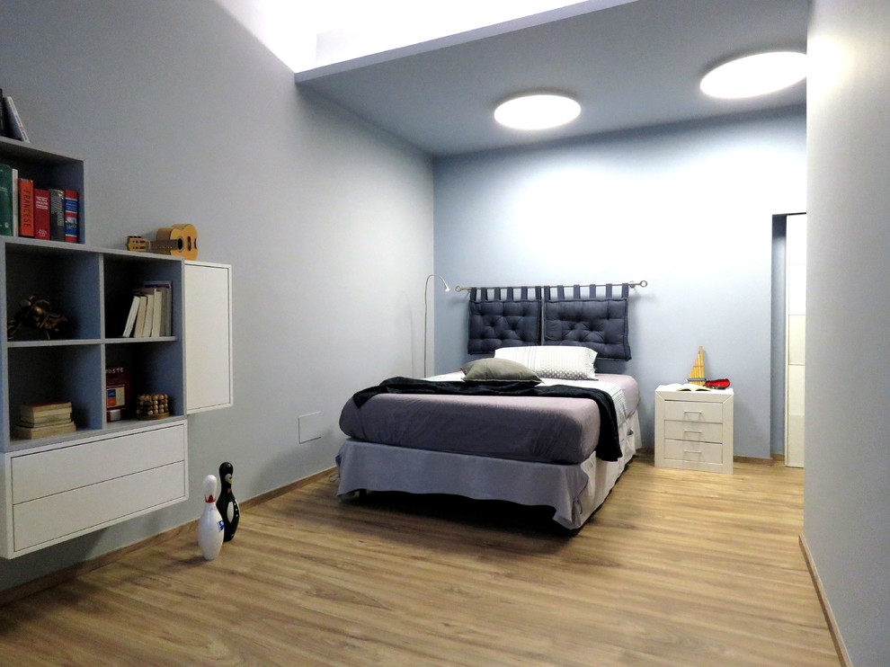 Großes Stilmix Schlafzimmer mit blauer Wandfarbe, Laminat und braunem Boden in Catania-Palermo