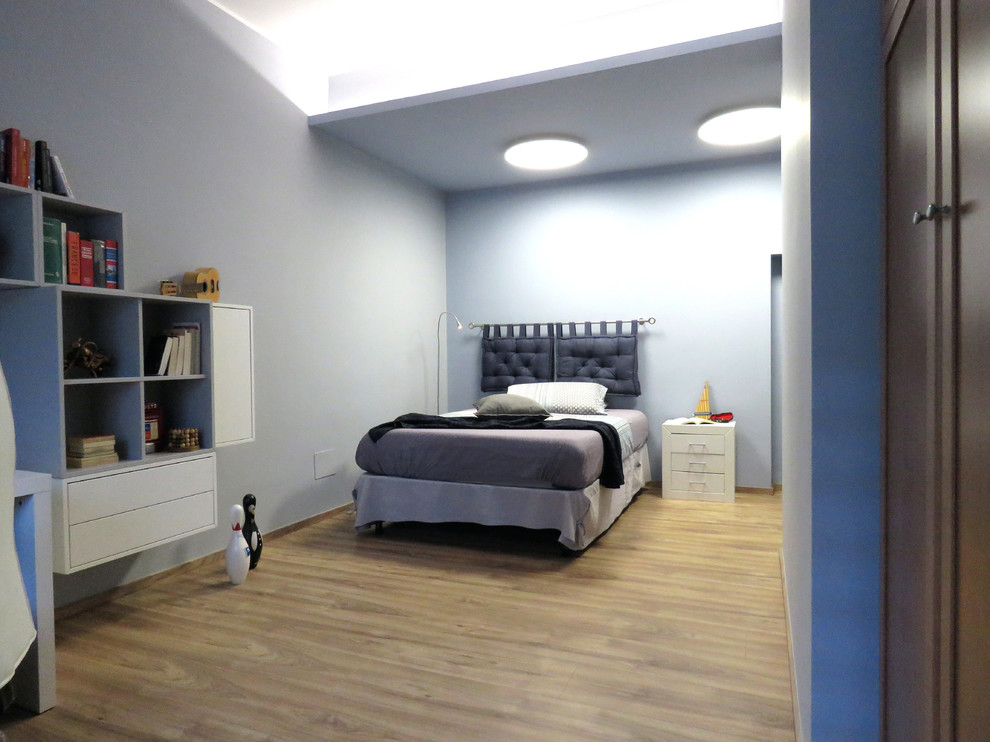 Großes Eklektisches Schlafzimmer mit blauer Wandfarbe, Laminat und braunem Boden in Catania-Palermo