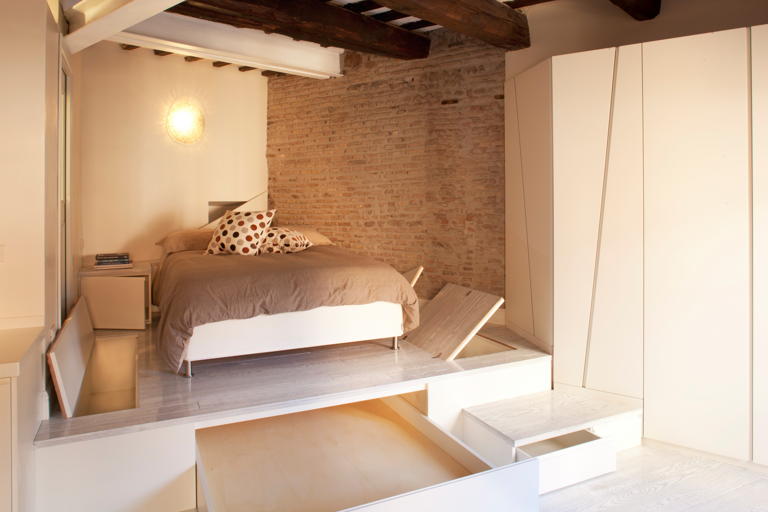 «Традиционная» спальня в современном стиле: особенности интерьера