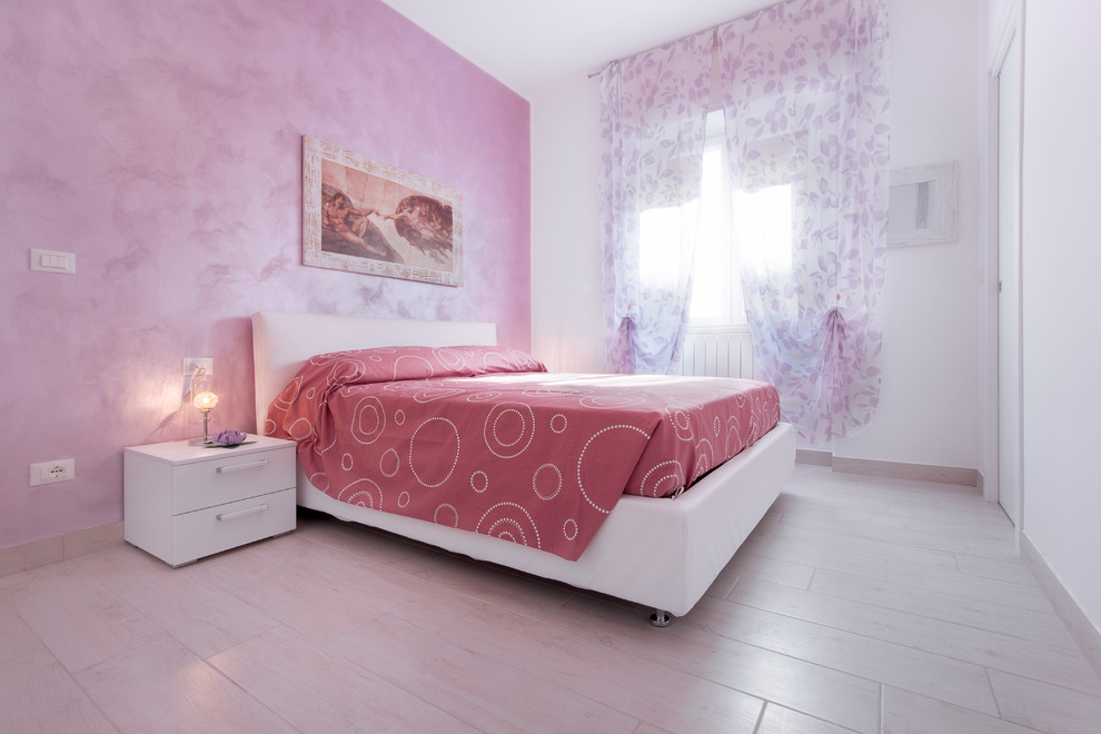 Идея дизайна: хозяйская спальня среднего размера в современном стиле с розовыми стенами