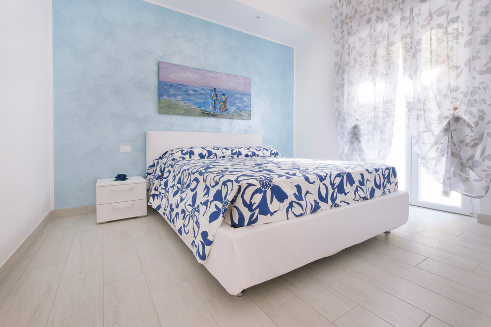 Imagen de dormitorio principal marinero de tamaño medio con paredes blancas