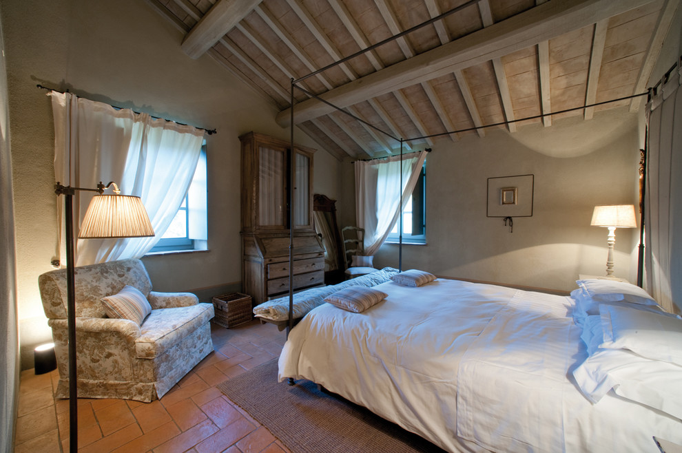 フィレンツェにある中くらいなカントリー風のおしゃれな客用寝室 (ベージュの壁、テラコッタタイルの床) のレイアウト