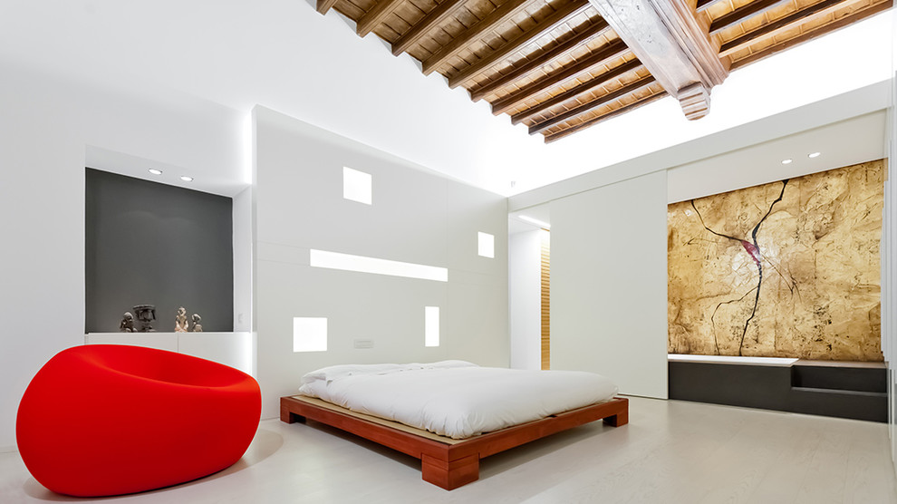 Ejemplo de dormitorio principal ecléctico con paredes blancas y suelo de madera clara