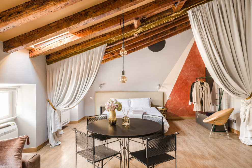 Foto de dormitorio abovedado contemporáneo con paredes blancas, suelo de madera clara, suelo beige y vigas vistas