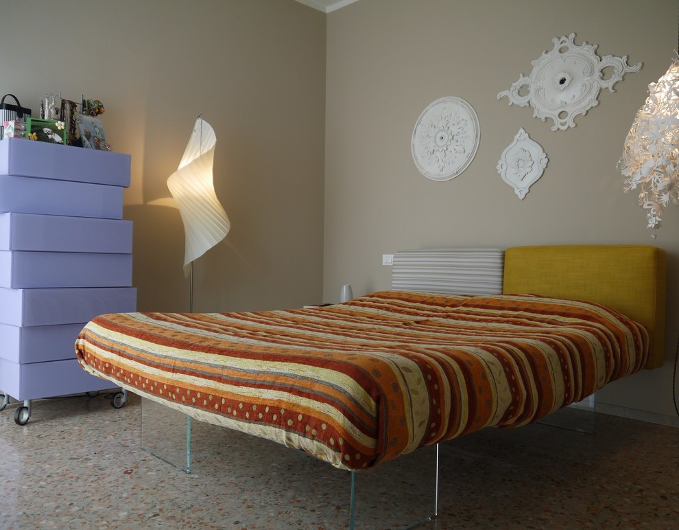 Idées déco pour une chambre parentale moderne avec un mur beige et un sol en marbre.