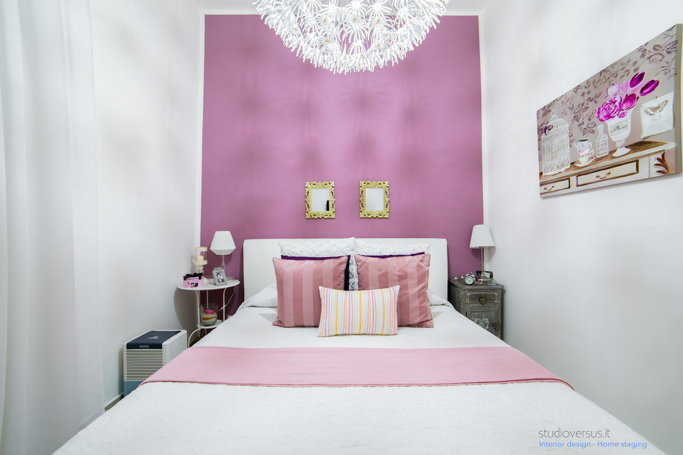 Immagine di una piccola camera matrimoniale eclettica con pareti rosa e pavimento in gres porcellanato