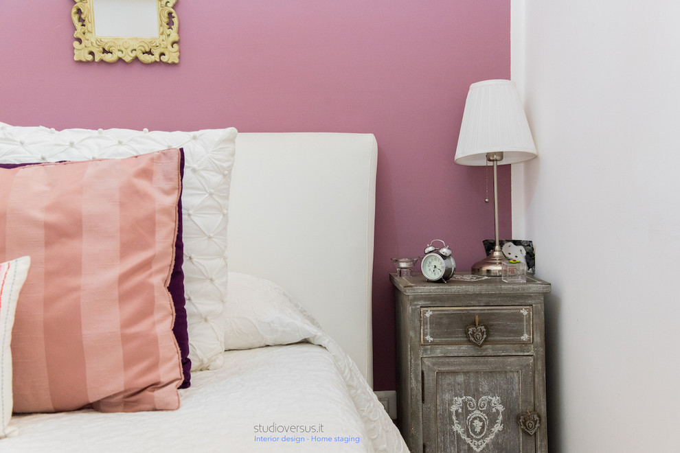 Foto de dormitorio principal romántico pequeño con paredes rosas y suelo de baldosas de porcelana