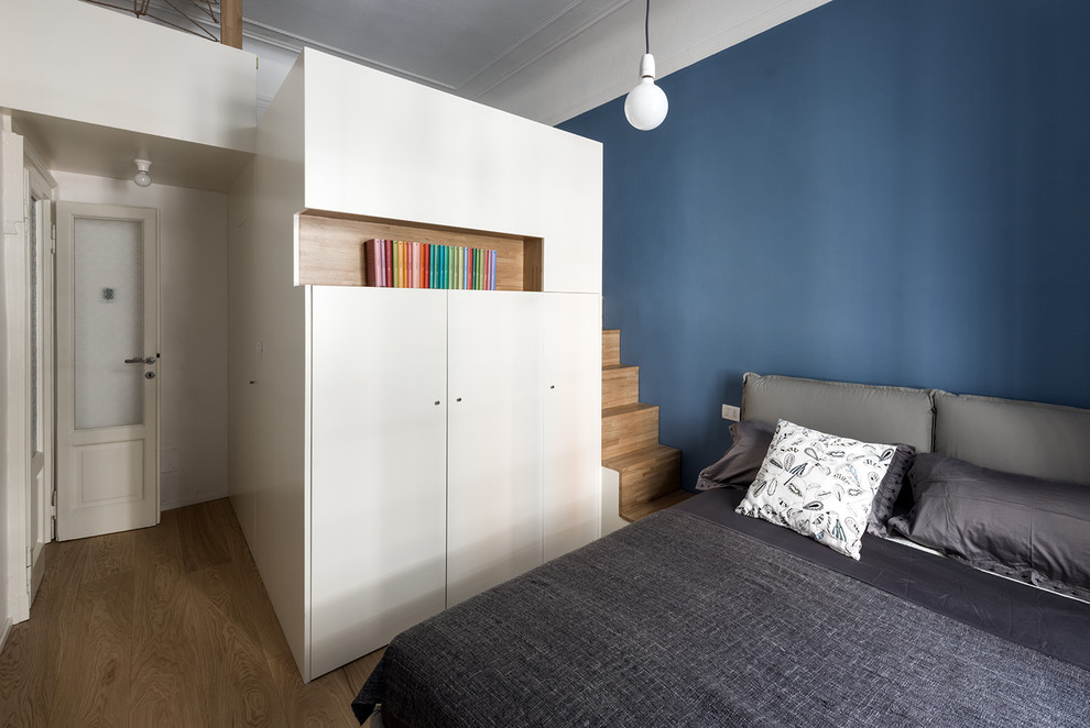 Стильный дизайн: хозяйская спальня среднего размера в современном стиле с синими стенами, светлым паркетным полом и бежевым полом без камина - последний тренд