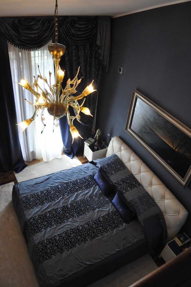 Стильный дизайн: большая хозяйская спальня в стиле фьюжн с черными стенами, темным паркетным полом и коричневым полом без камина - последний тренд