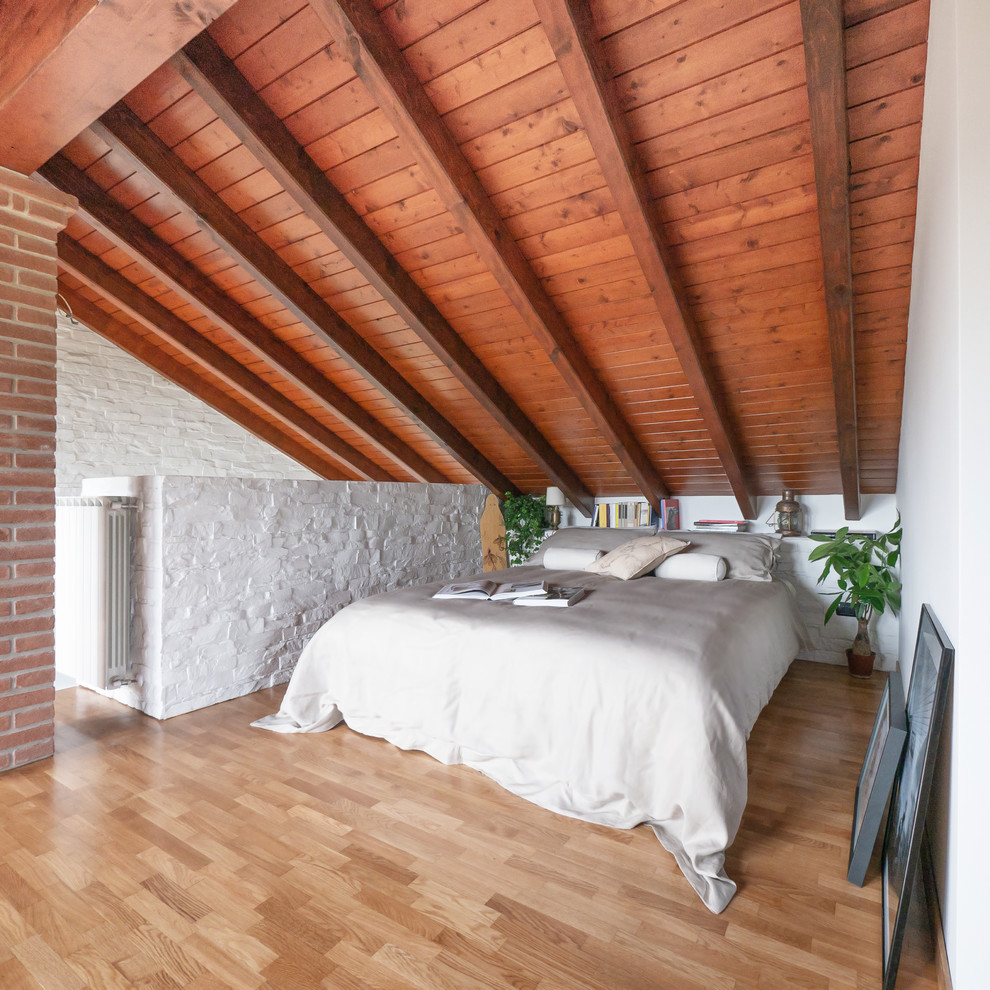 Esempio di una grande camera da letto stile loft scandinava con pareti bianche, parquet chiaro e pavimento beige