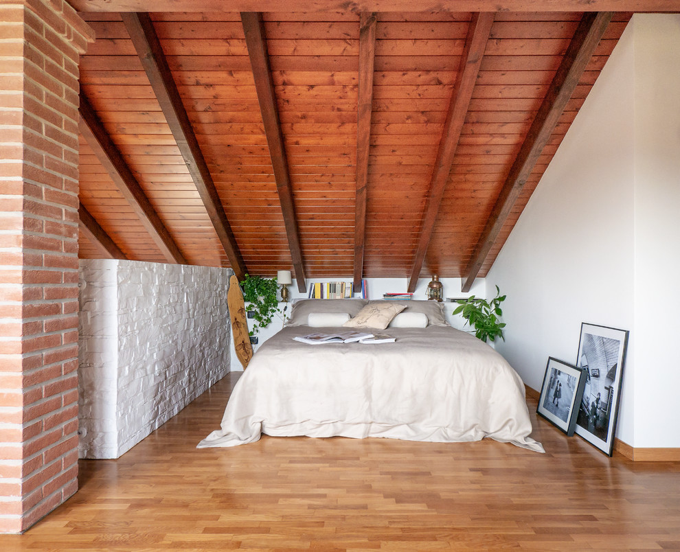 Idee per una grande camera da letto stile loft nordica con pareti bianche, parquet chiaro e pavimento beige