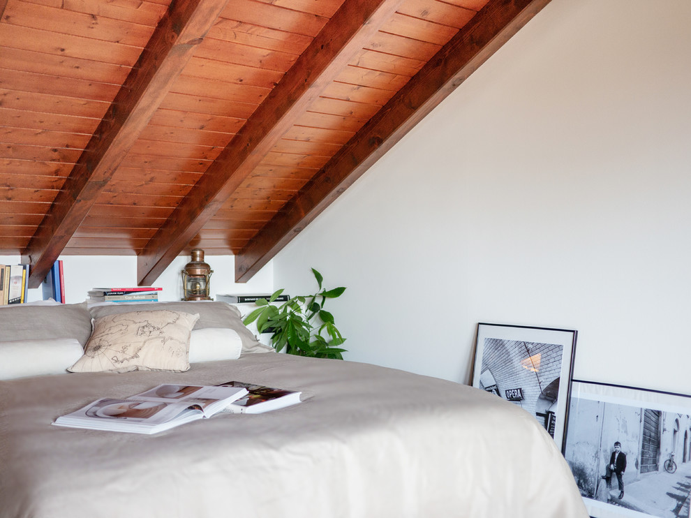 Esempio di una grande camera da letto stile loft nordica con pareti bianche, parquet chiaro e pavimento beige