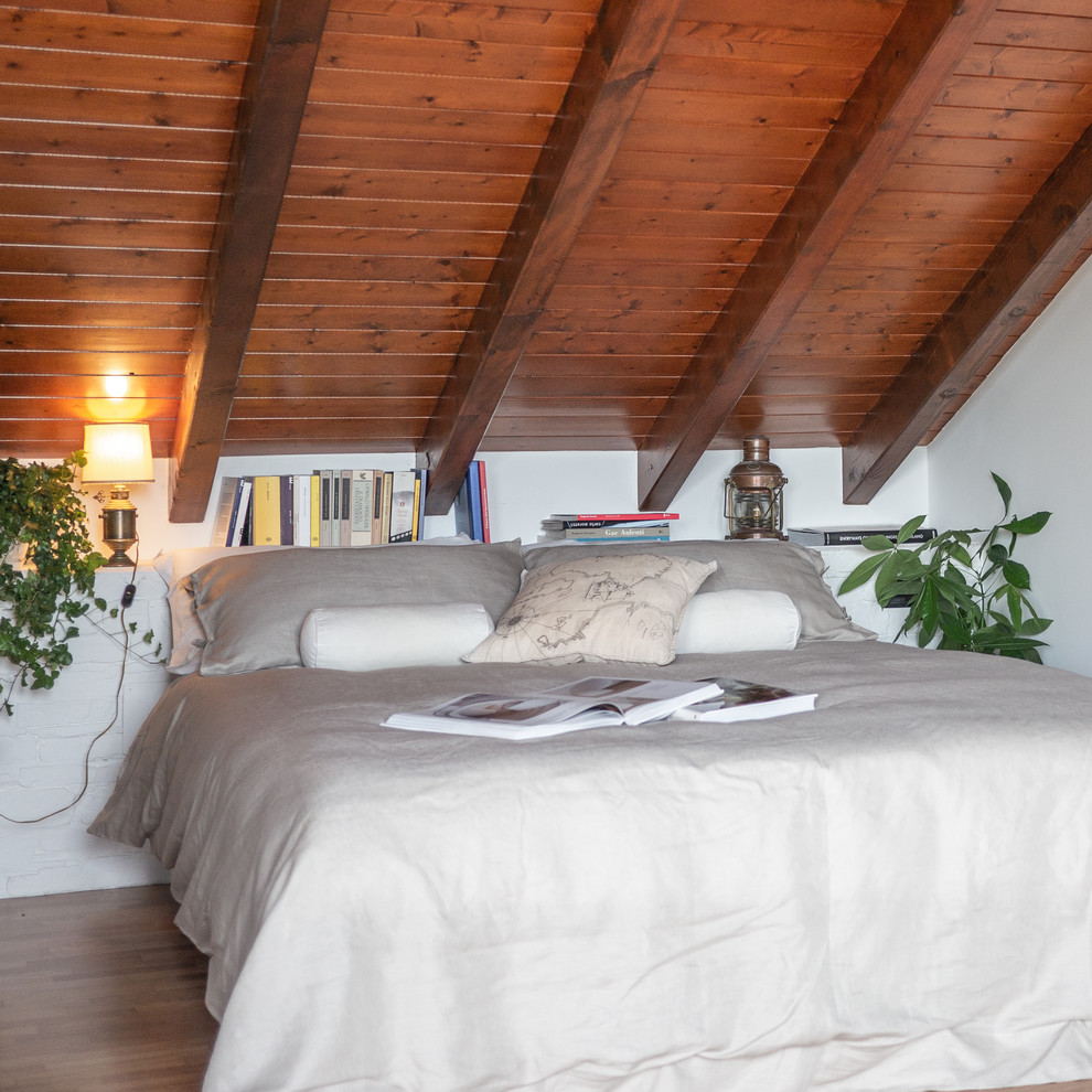 Foto di una grande camera da letto stile loft scandinava con pareti bianche, parquet chiaro e pavimento beige