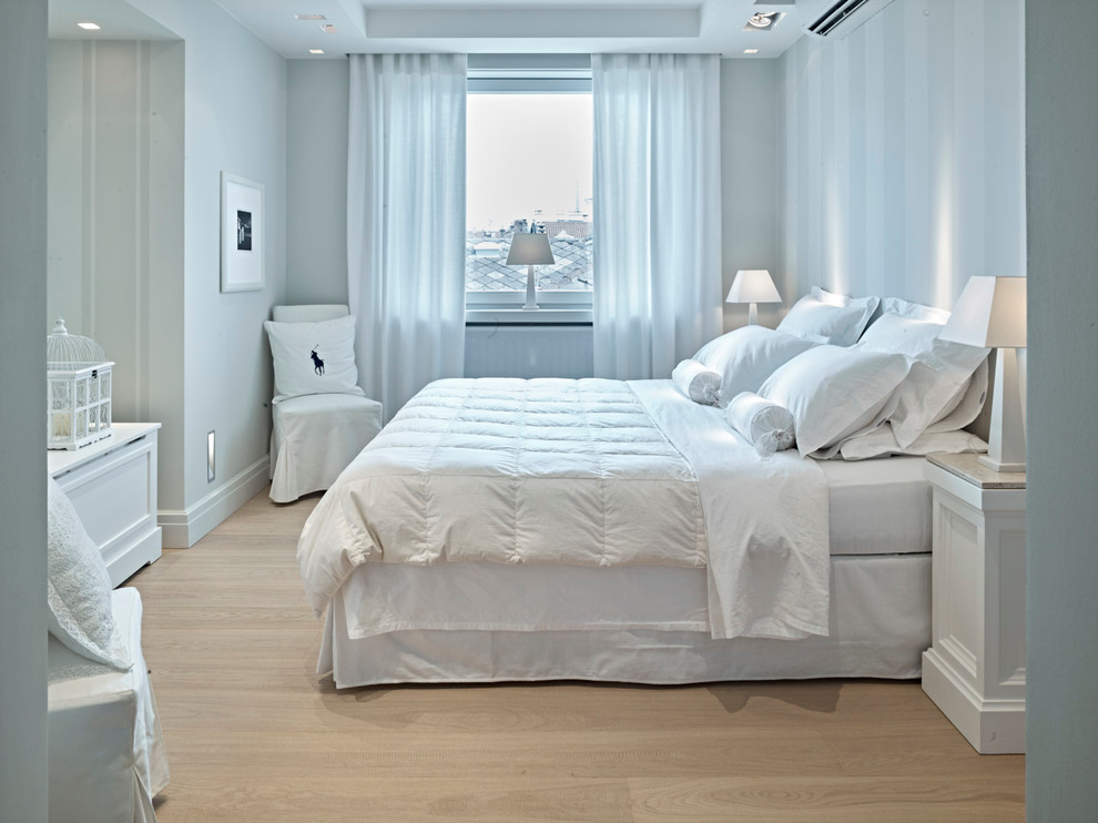 На фото: хозяйская спальня среднего размера в классическом стиле с белыми стенами и светлым паркетным полом