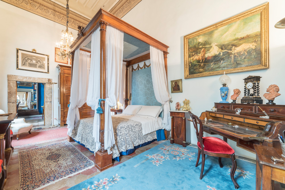 Immagine di una camera da letto tradizionale con pareti bianche e pavimento multicolore