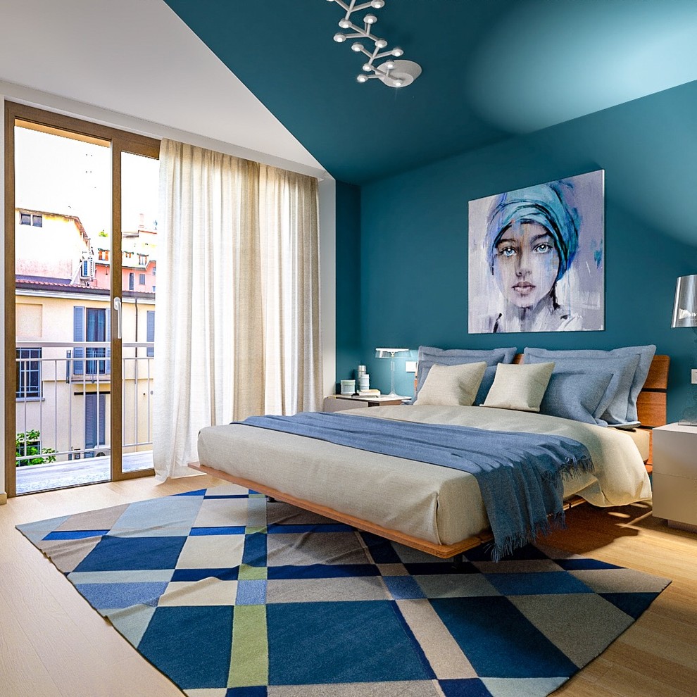 Mittelgroßes Modernes Hauptschlafzimmer mit braunem Boden, blauer Wandfarbe und braunem Holzboden