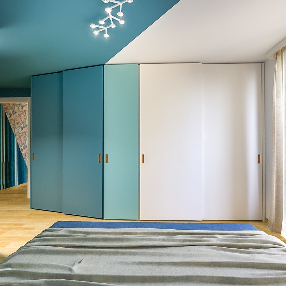 Immagine di una camera matrimoniale minimal di medie dimensioni con pareti blu, pavimento in legno massello medio e pavimento marrone