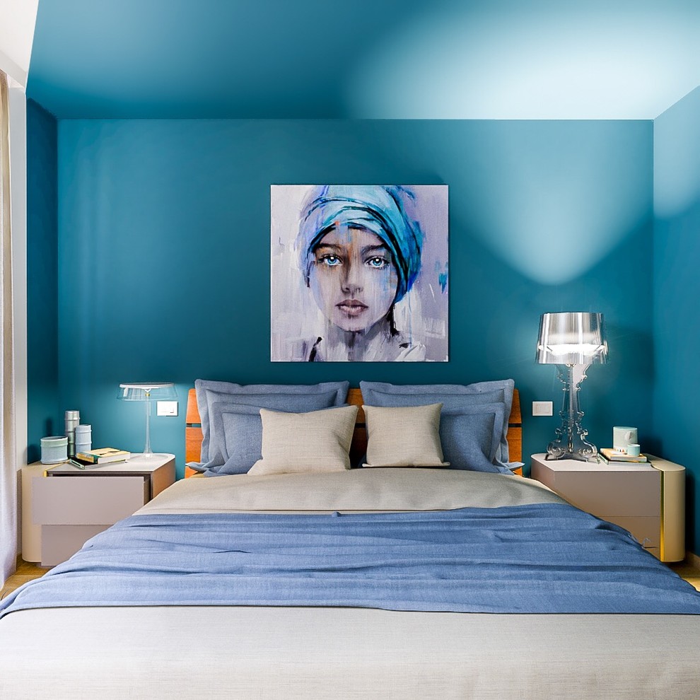 Imagen de dormitorio principal actual de tamaño medio con paredes azules, suelo de madera en tonos medios y suelo marrón