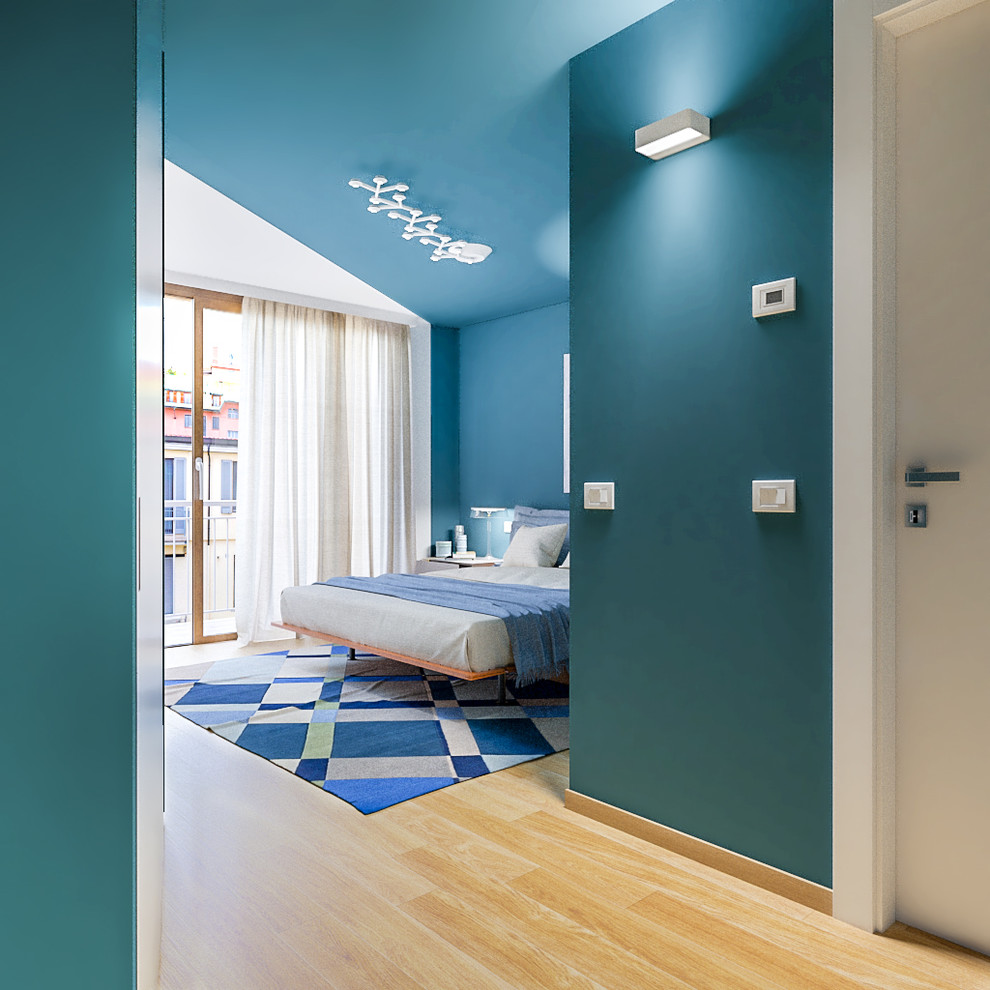Пример оригинального дизайна: хозяйская спальня среднего размера в современном стиле с коричневым полом, синими стенами и паркетным полом среднего тона