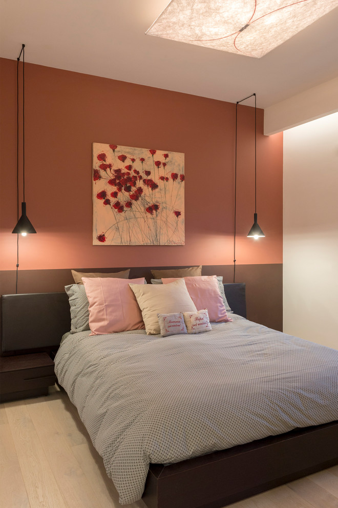 Idee per una grande camera matrimoniale contemporanea con pareti marroni, parquet chiaro e pavimento beige