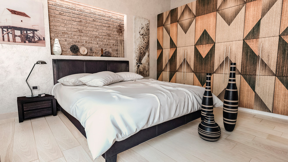 Imagen de dormitorio principal asiático de tamaño medio con paredes multicolor, suelo beige y suelo de madera clara