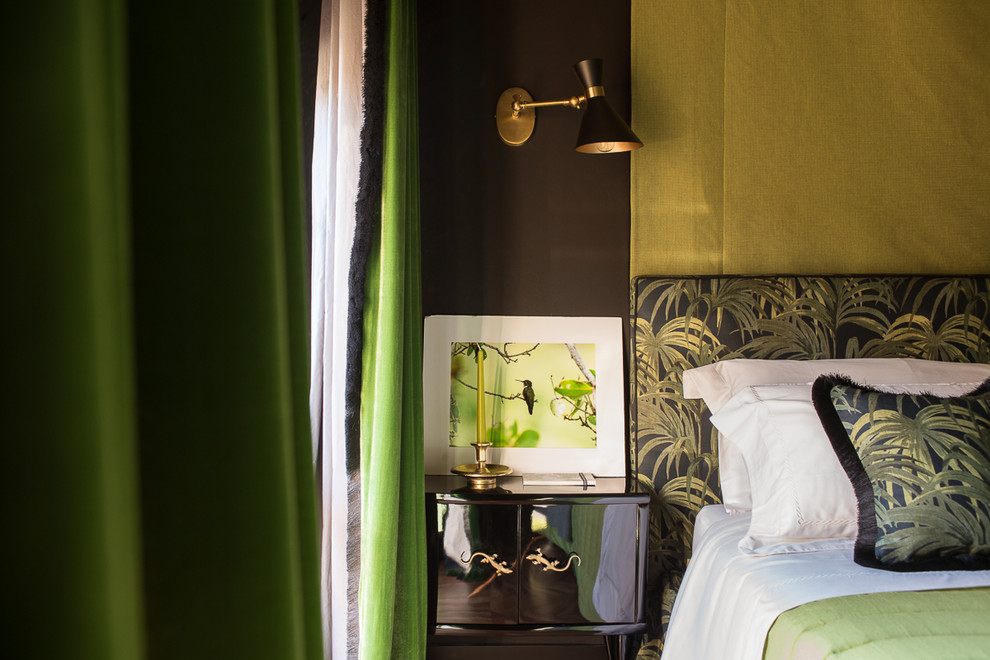 Exempel på ett eklektiskt sovrum, med gröna väggar och mörkt trägolv