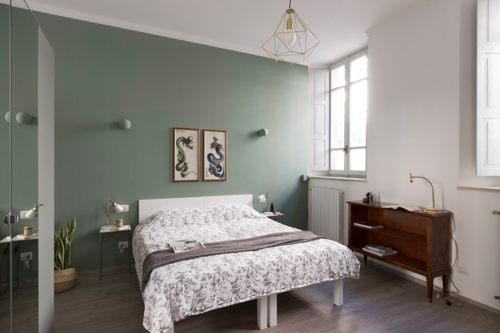 Idée de décoration pour une grande chambre parentale design avec un mur vert, un sol en linoléum et un sol gris.