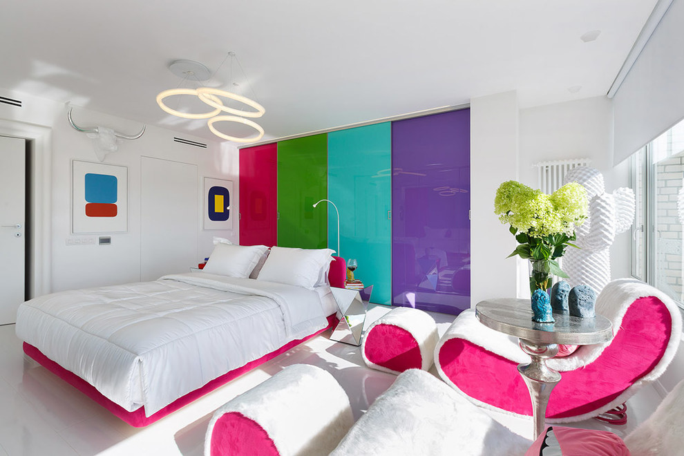 Идея дизайна: хозяйская спальня в современном стиле с белым полом и белыми стенами