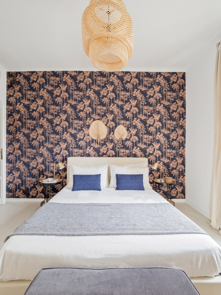 Imagen de dormitorio principal tropical pequeño con paredes blancas, suelo laminado y suelo blanco