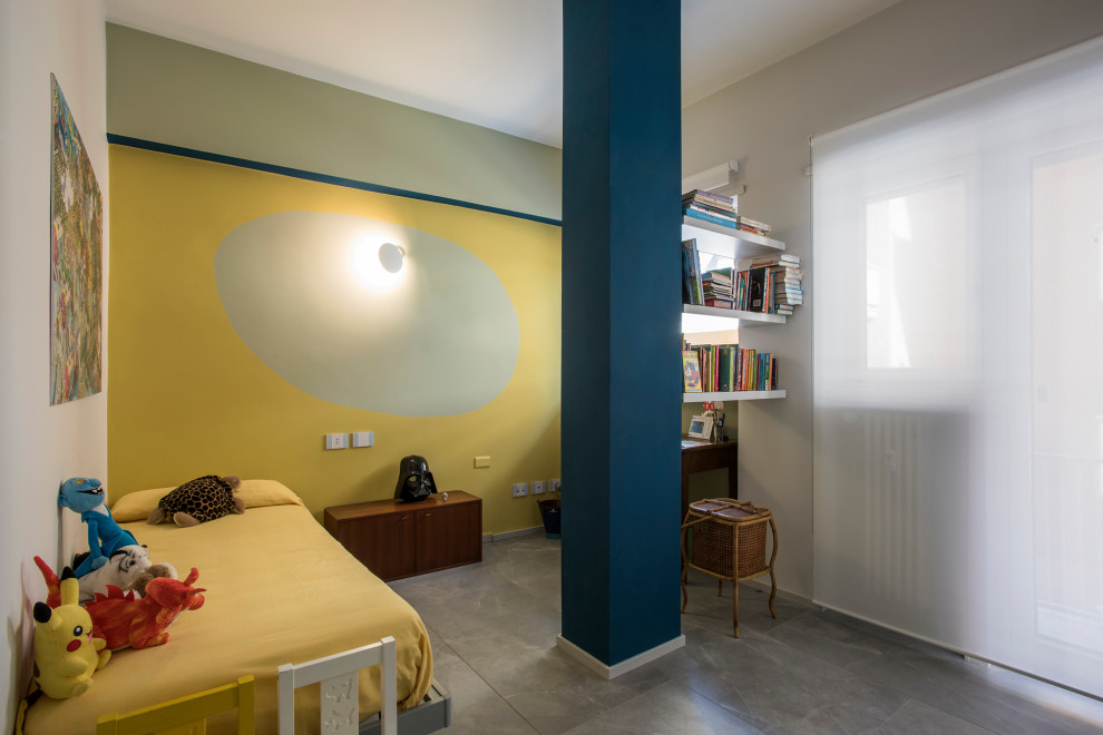 Modelo de dormitorio ecléctico con paredes multicolor, suelo de baldosas de porcelana y suelo gris