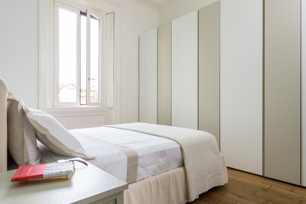 Bedroom - transitional bedroom idea in Milan