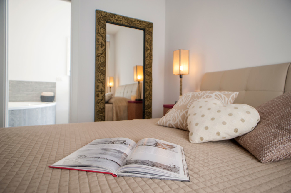 Стильный дизайн: хозяйская спальня среднего размера в стиле модернизм с белыми стенами и паркетным полом среднего тона - последний тренд