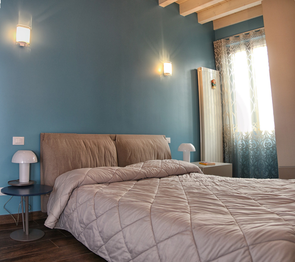 Inspiration pour une chambre parentale minimaliste de taille moyenne avec un mur bleu et un sol en carrelage de porcelaine.