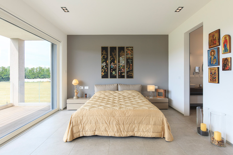Immagine di un'ampia camera da letto minimal con pareti grigie e pavimento grigio
