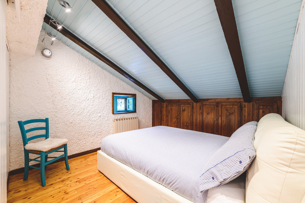 Пример оригинального дизайна: маленькая хозяйская спальня в стиле модернизм с белыми стенами, светлым паркетным полом и коричневым полом без камина для на участке и в саду