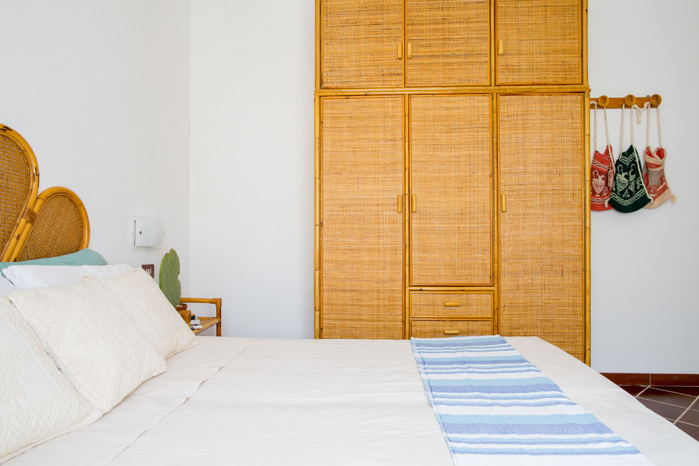 На фото: хозяйская спальня в морском стиле с белыми стенами с