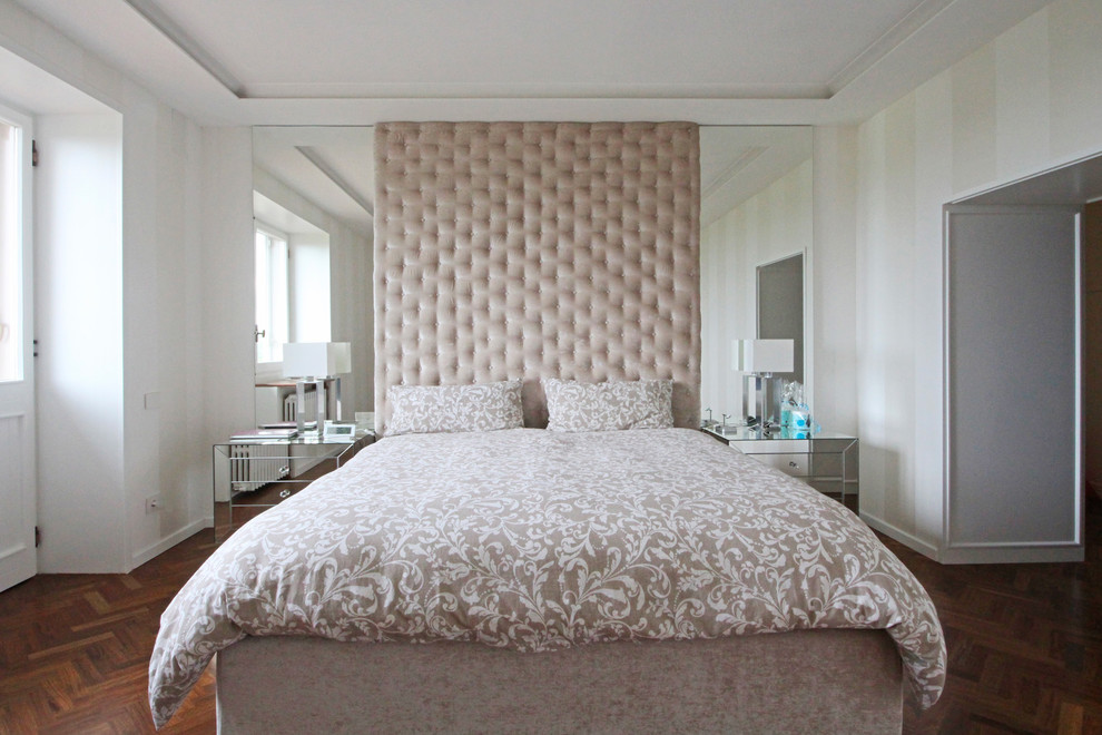 Стильный дизайн: большая хозяйская спальня в классическом стиле с белыми стенами, деревянным полом и коричневым полом - последний тренд