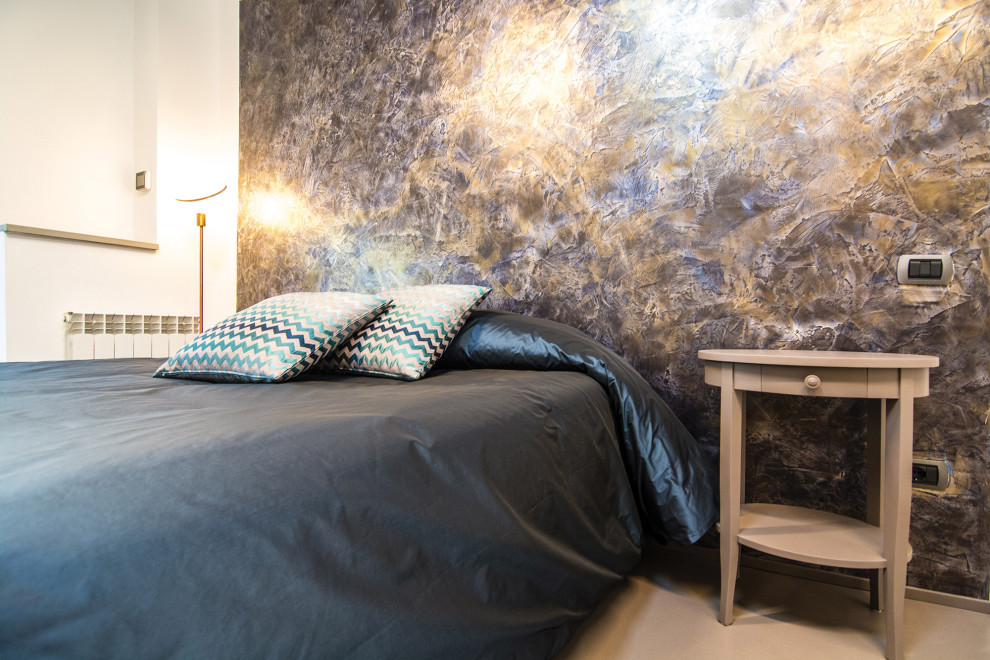 Стильный дизайн: маленькая гостевая спальня (комната для гостей) в современном стиле с белыми стенами, бетонным полом и бежевым полом для на участке и в саду - последний тренд